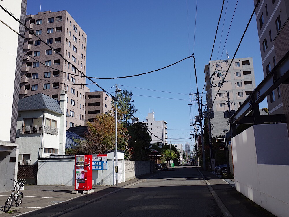 原田さんの住宅前の中小路