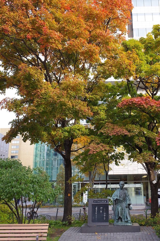 大通公園の石川啄木像と紅葉