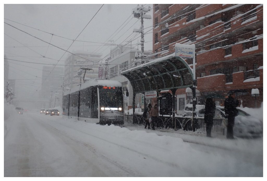 札幌市電はどんな豪雪でも確実に走る市民の足だ