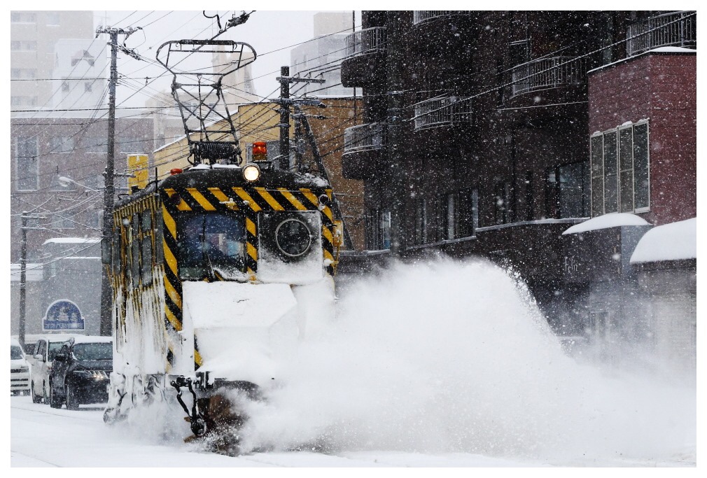 軌道を除雪するササラ電車は市電の強い味方だ