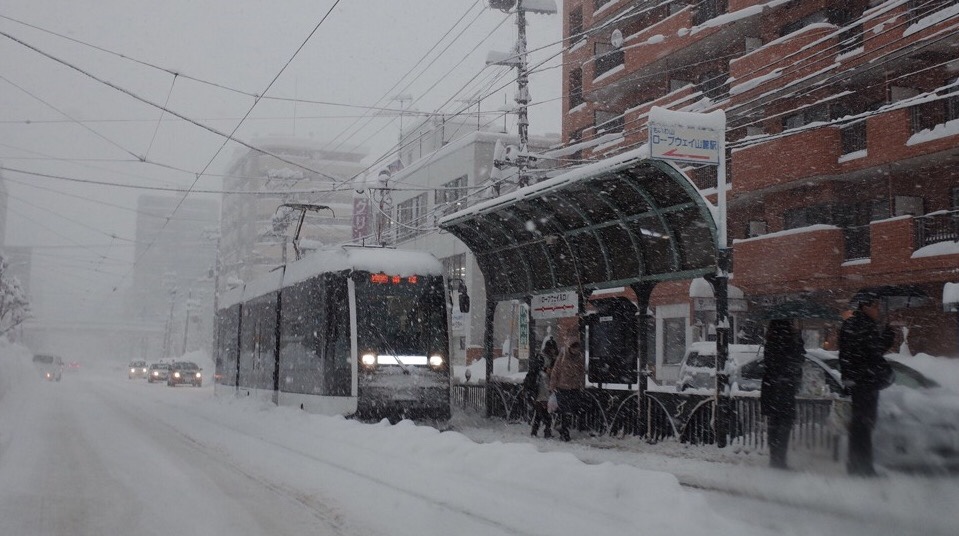 冬の札幌市電は雪で運休・遅延するか、地元の市電通勤者が詳しく解説