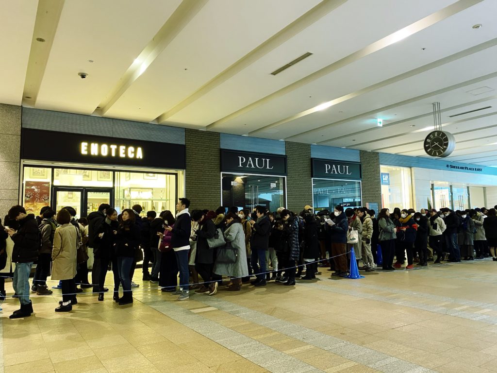 札幌ステラプレイスの入場待ちをする人々（午前8時20分頃）