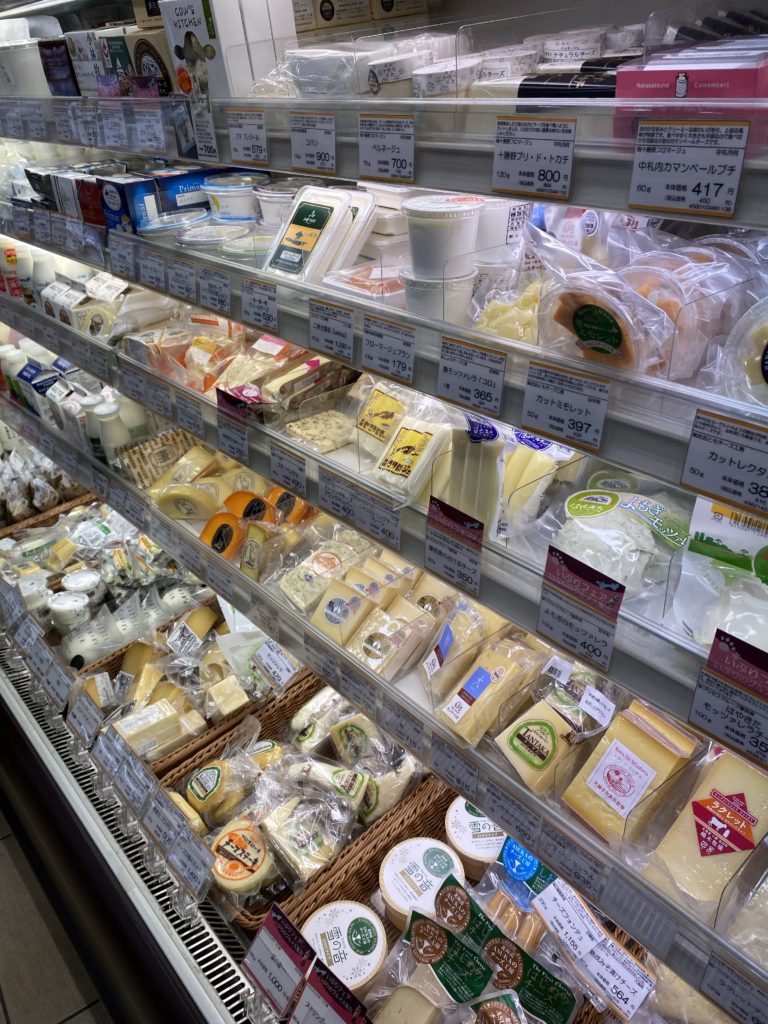 北海道の牛乳を使ったバターやチーズも種類が多い