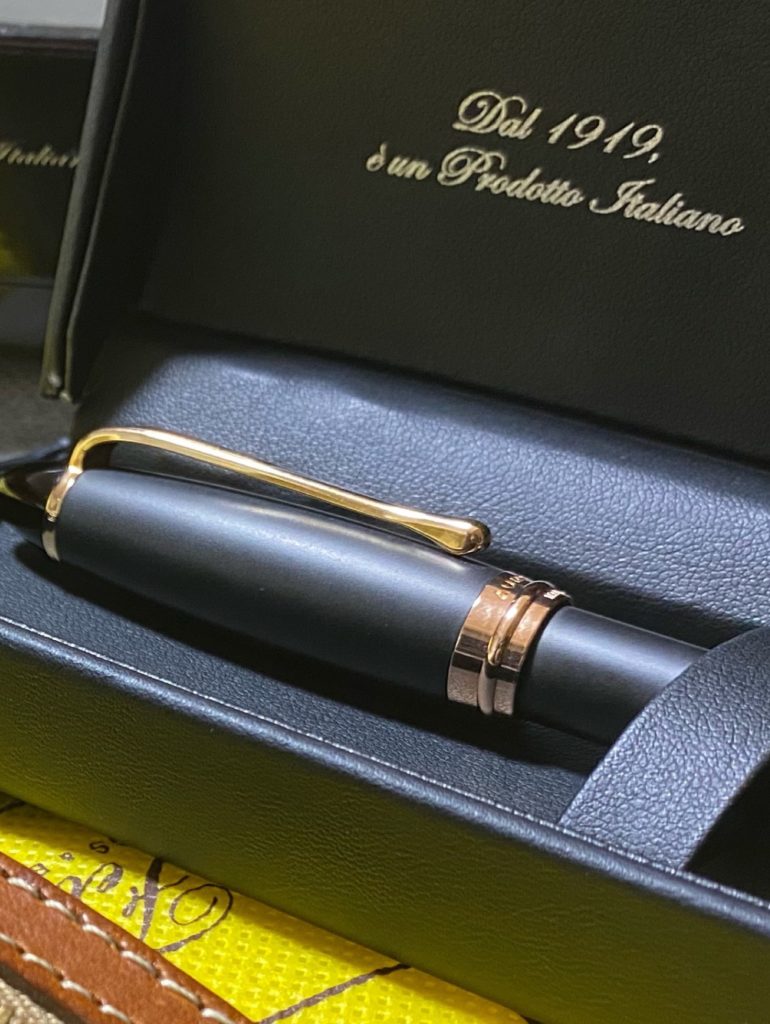 アウロラのボールペン「イプシロン」はブラックにゴールドのシックなデザイン