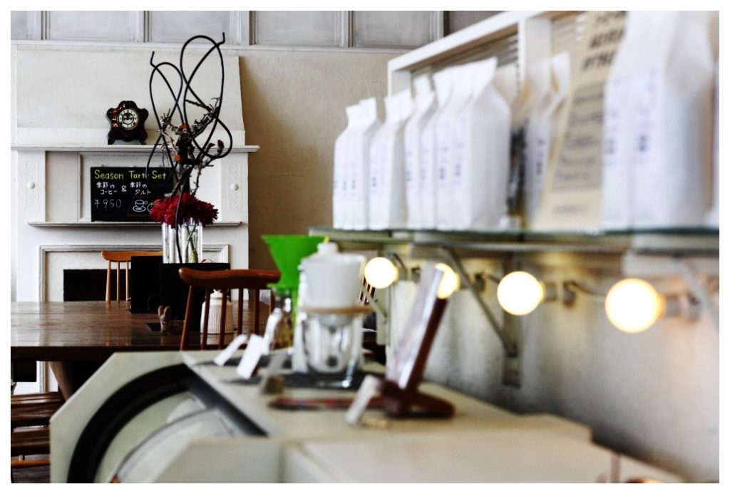 森彦2号店「アトリエ・モリヒコ」では、森彦のコーヒーがまるで美術品のように並べられている