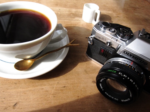 森彦カフェで過ごす時間にはフィルムカメラが似合う。オリンパスのOM-10と一緒に。