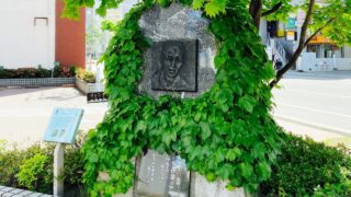 札幌農学校の英語講師だった「有島武郎邸跡」の記念碑とレリーフ像
