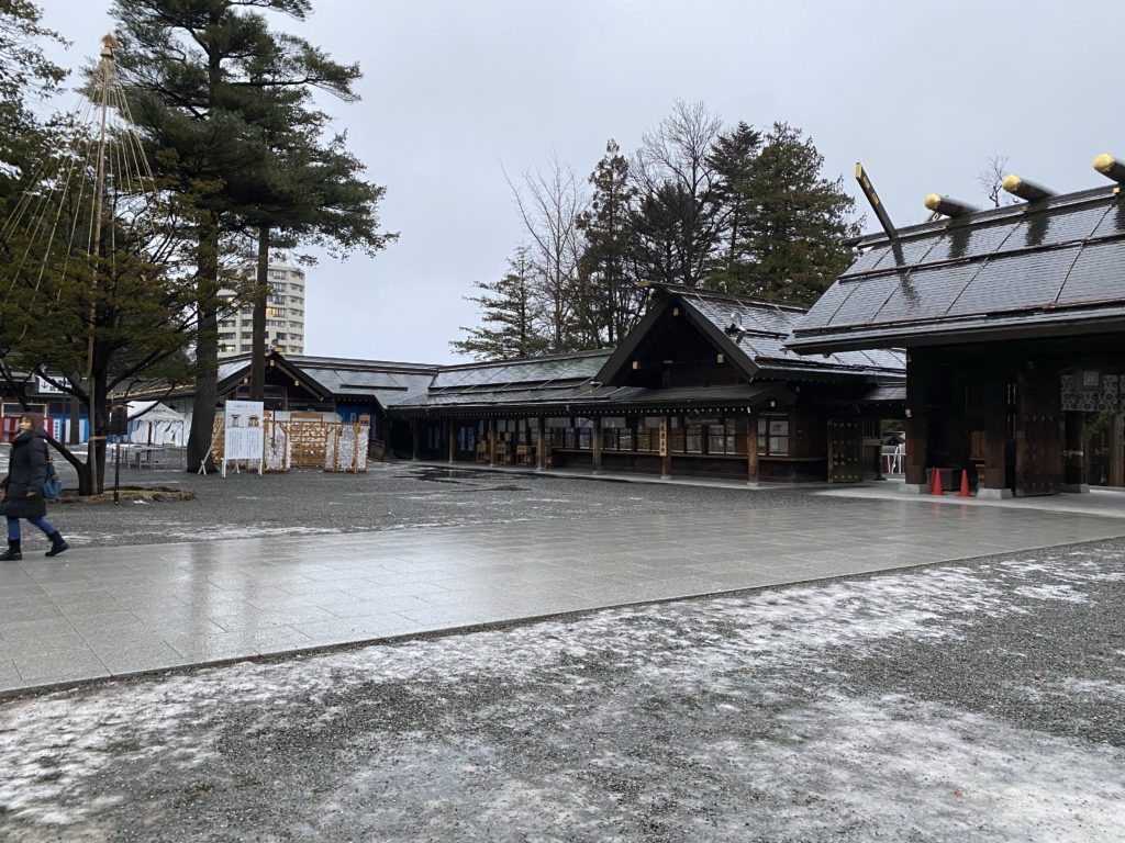 大晦日に雪がない北海道神宮の境内