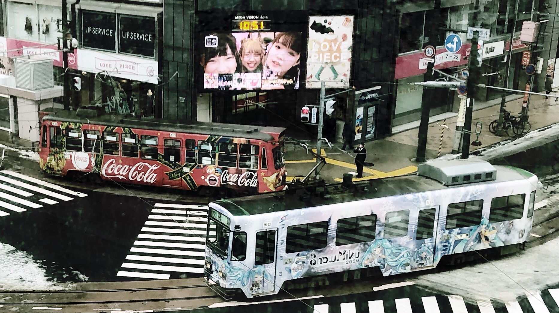 クリスマス電車と雪ミク電車がすれ違う冬の札幌インスタ映えスポット 札幌ピープル