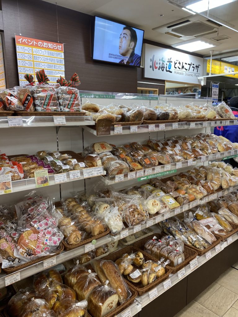 パンコーナーには北海道ローカルなベーカリーの商品がいっぱい