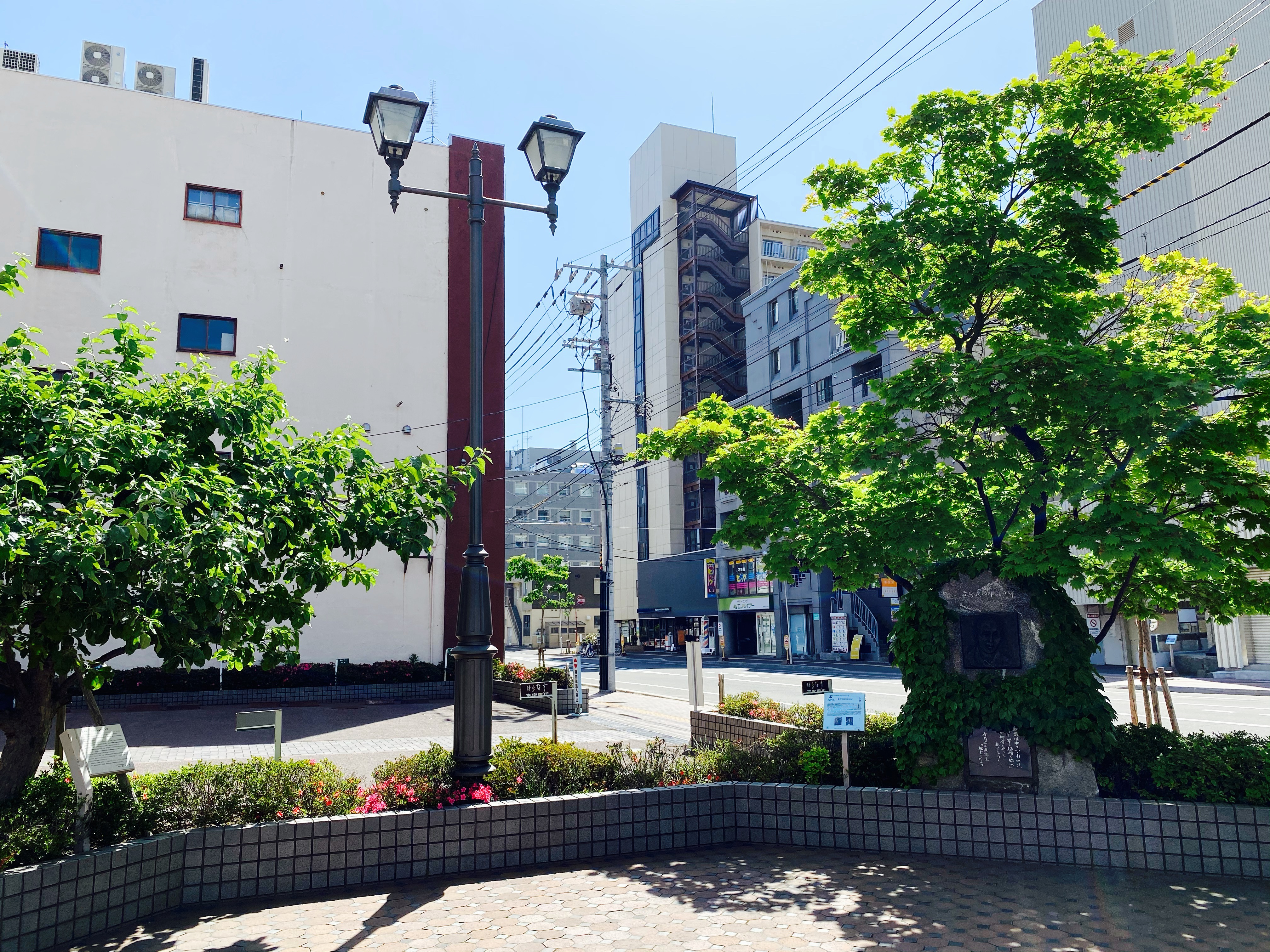 有島武郎邸跡の記念碑がある北酒販本社ビル前庭のオープンスペース