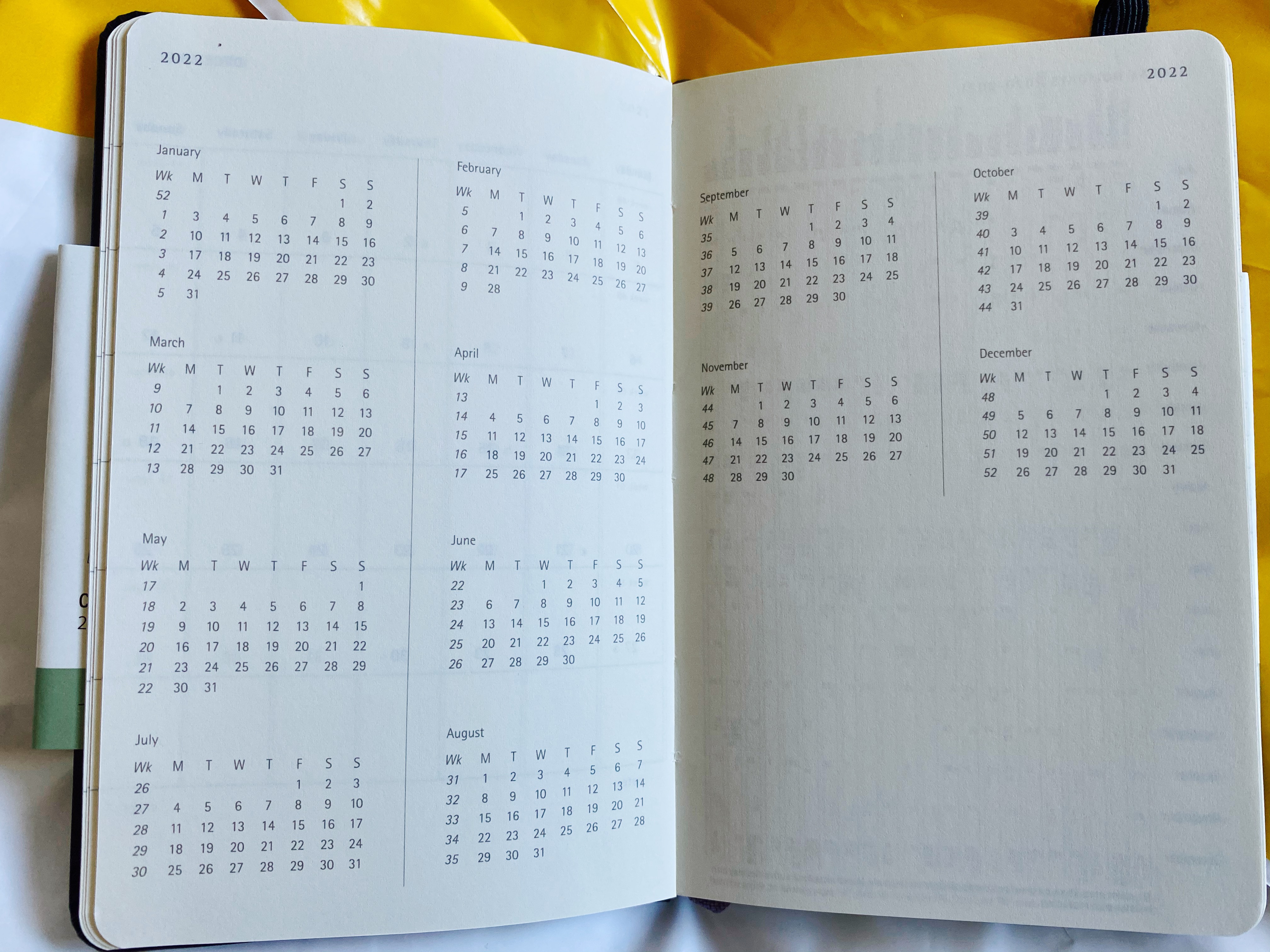 年間カレンダーは見開きで掲載。2022年までの3年分を収録。