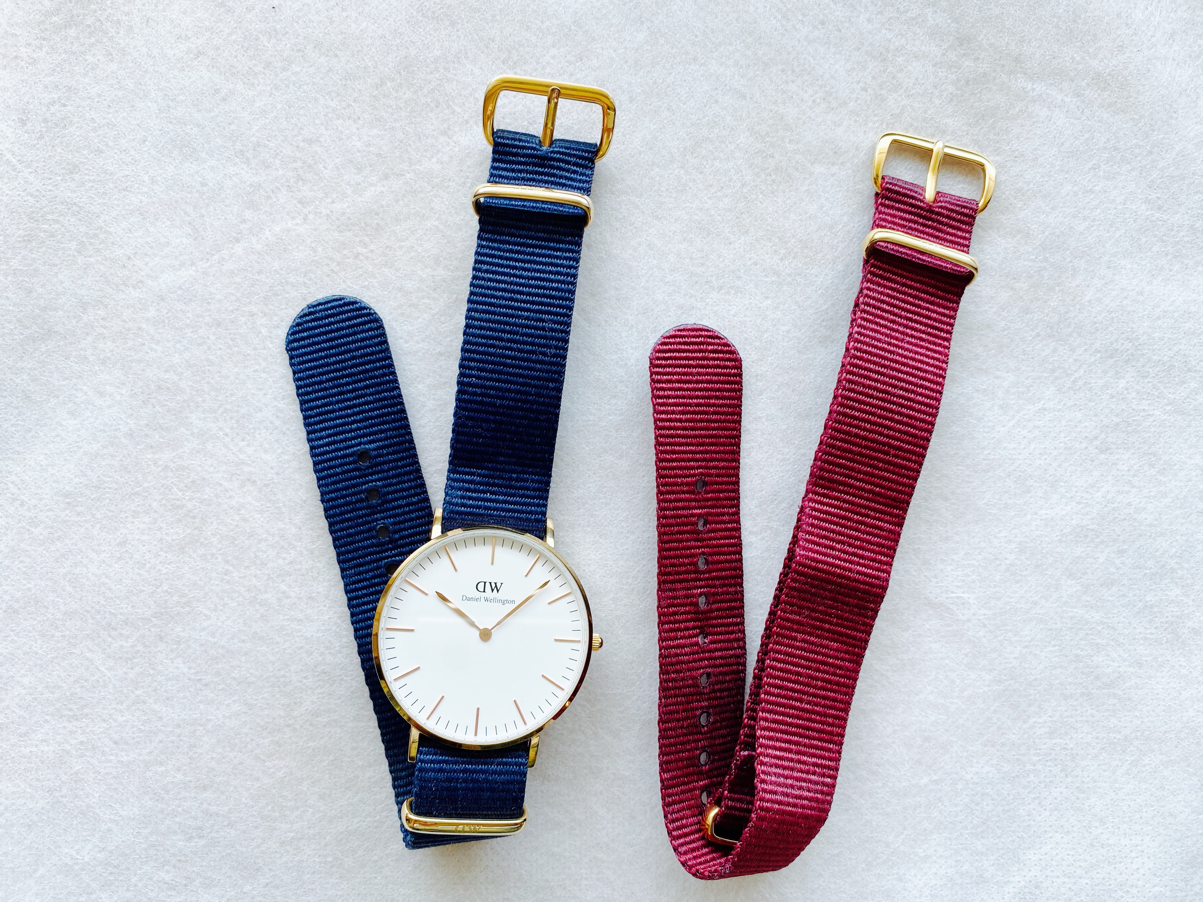 ダニエル・ウェリントンの腕時計。夏は青いベルトを使い、秋には赤いベルトに交換している。