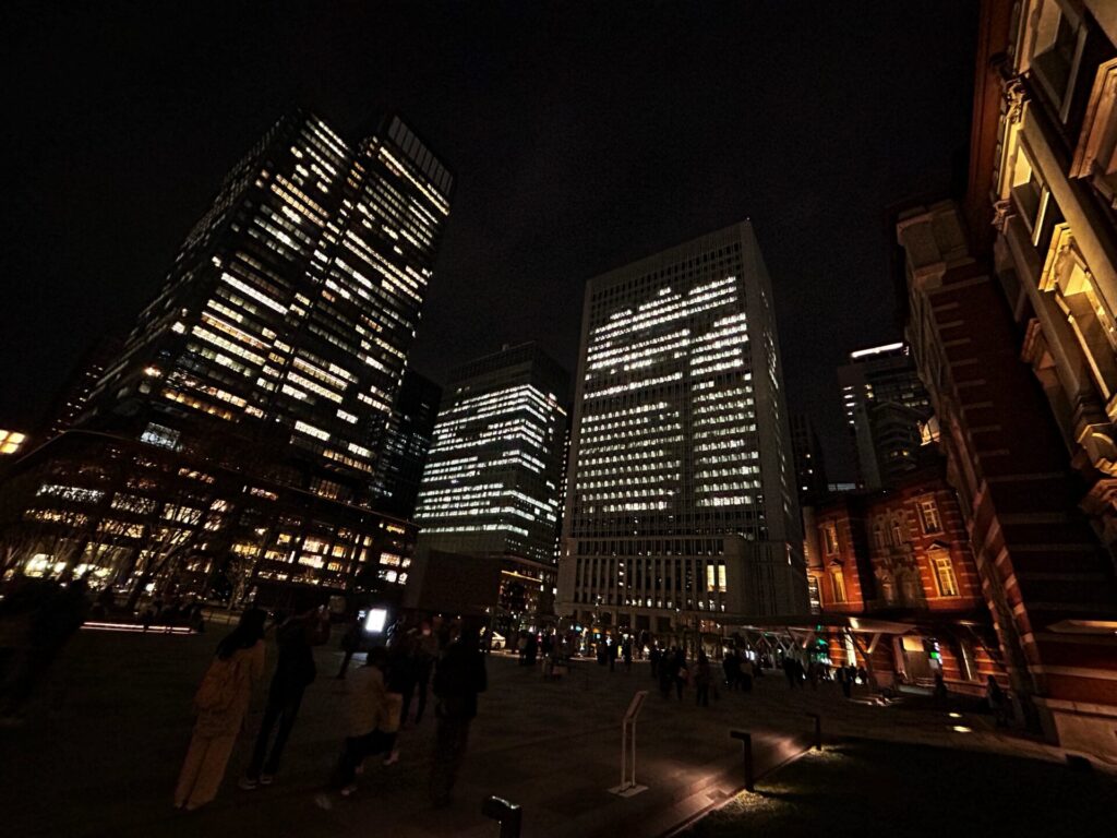 夜の東京駅前のビジネス街。高層ビルに囲まれていると、妙に落ち着く。