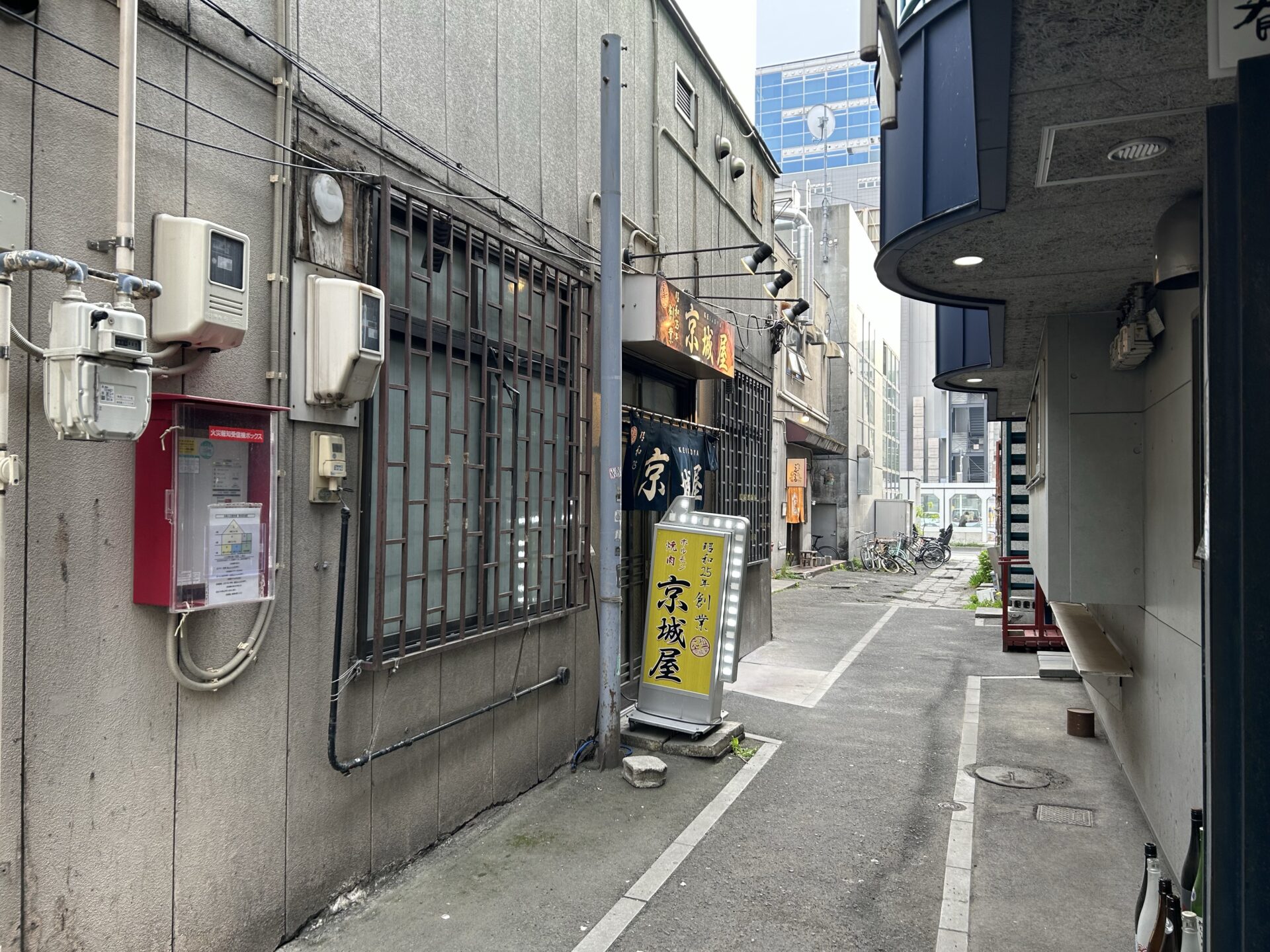 「元祖 京城屋」の入口は、狭い路地に面している