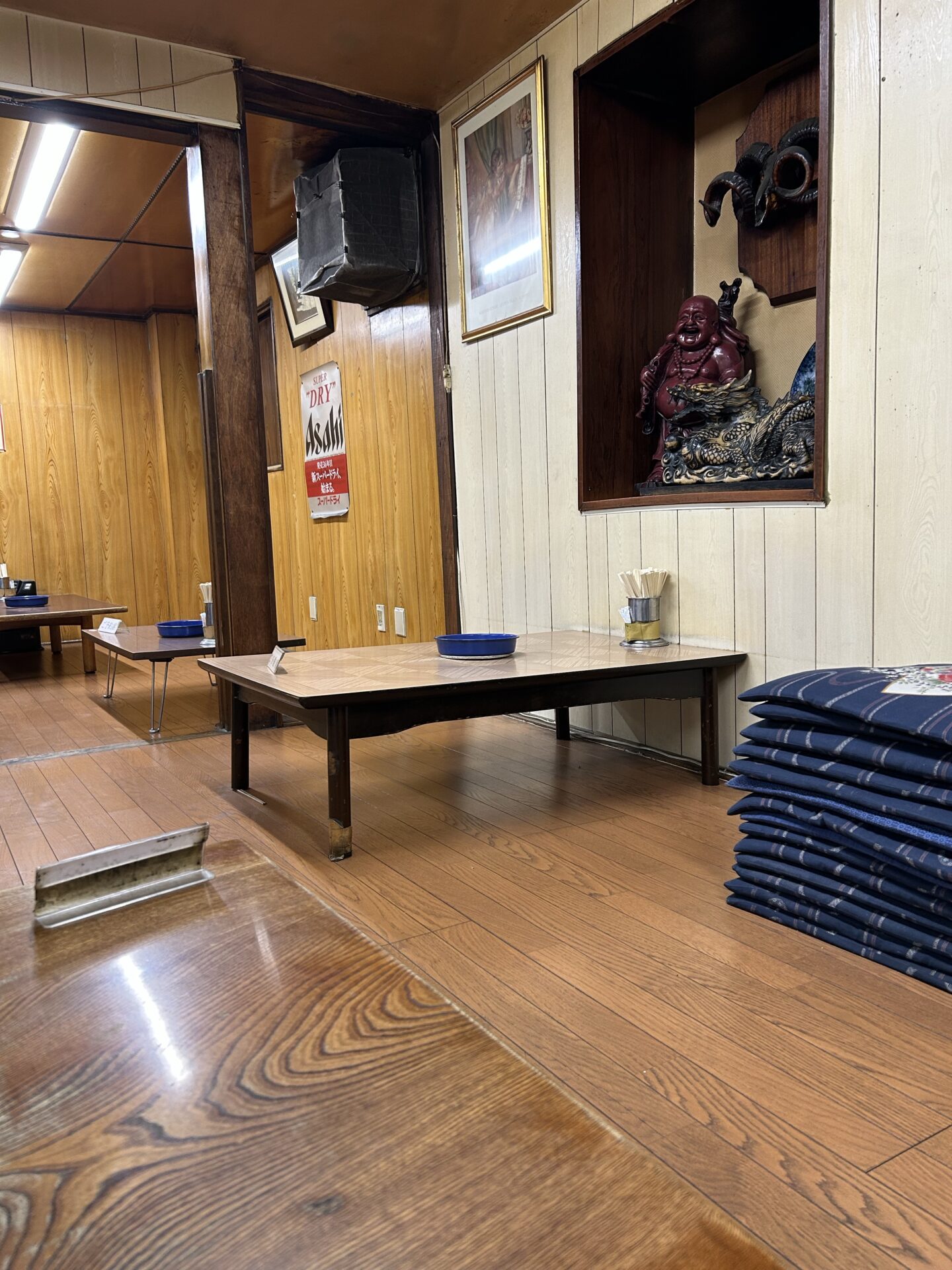 「元祖 京城屋」の小上がり席。板張りに座布団が懐かしい。