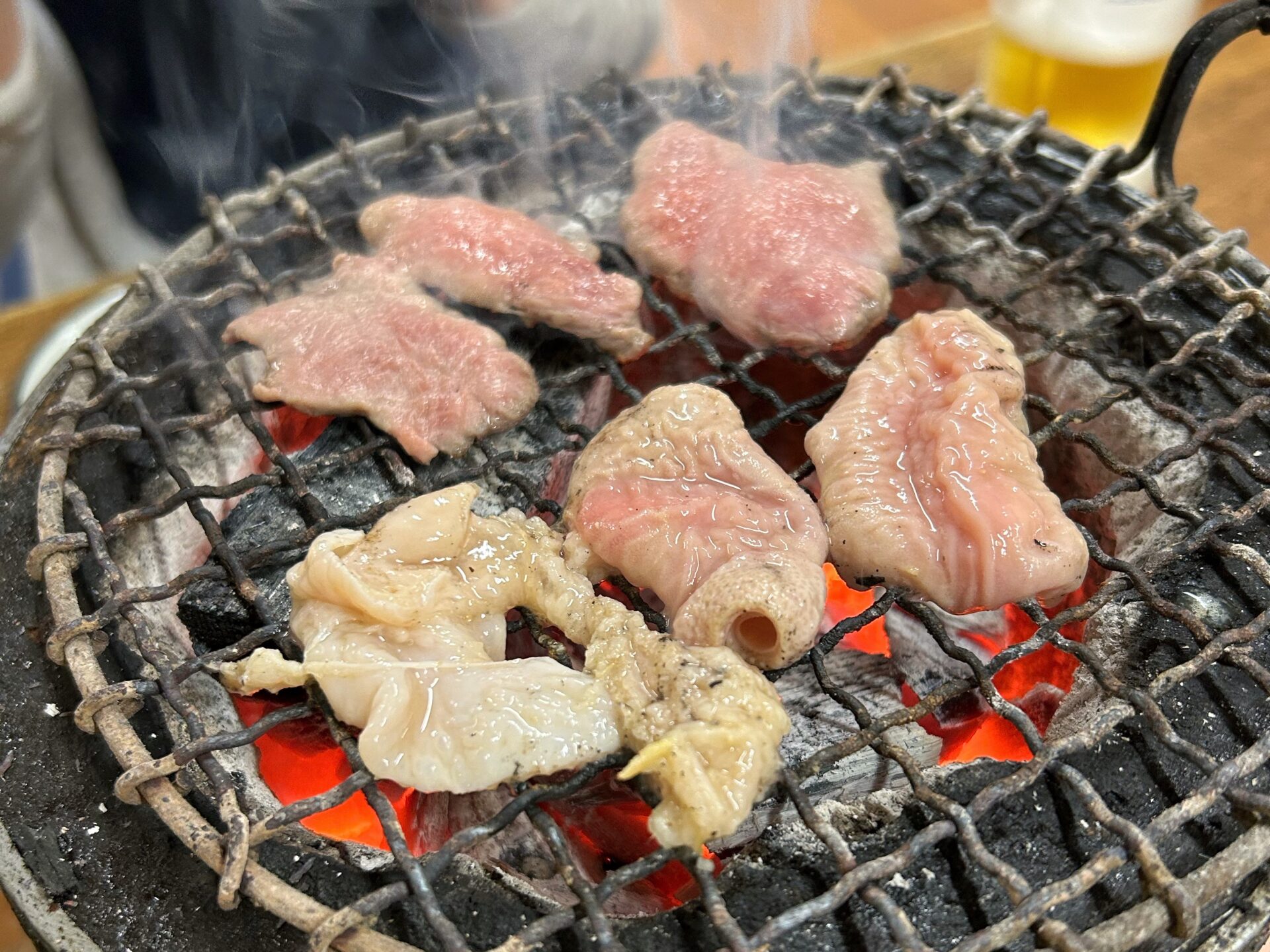 「元祖 京城屋」のホルモン焼きは、七輪の炭火焼肉だ