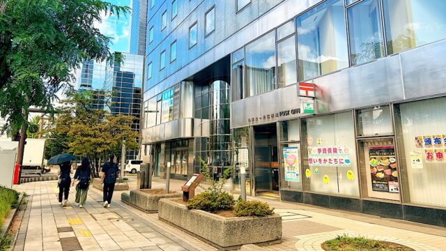 札幌北一条郵便局前には「小説家・島木健作生誕地」の説明板がある