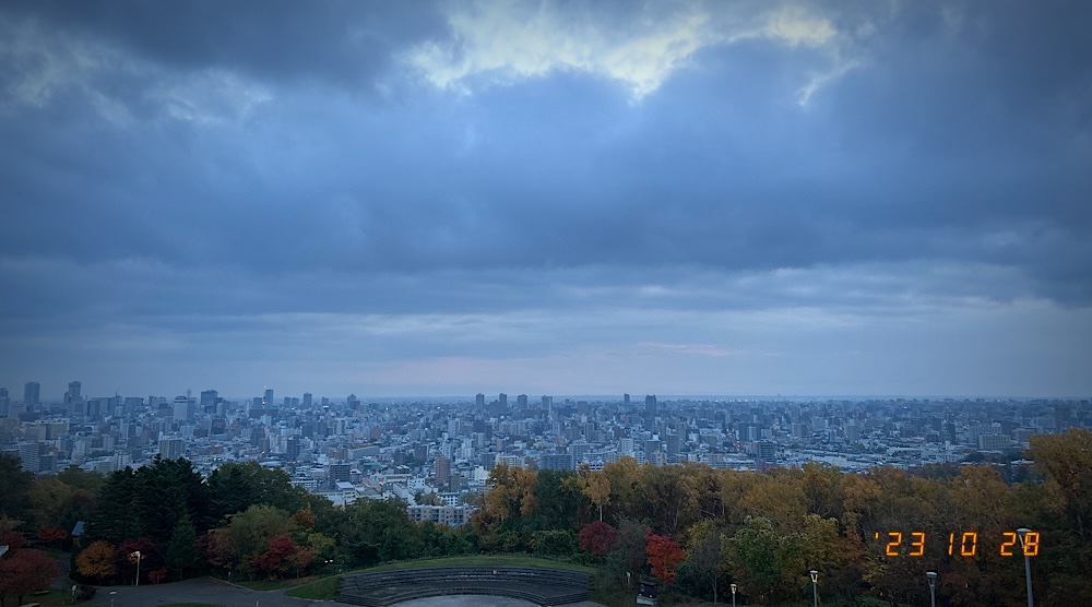 晩秋の旭山記念公園で迎える札幌の夜明け。