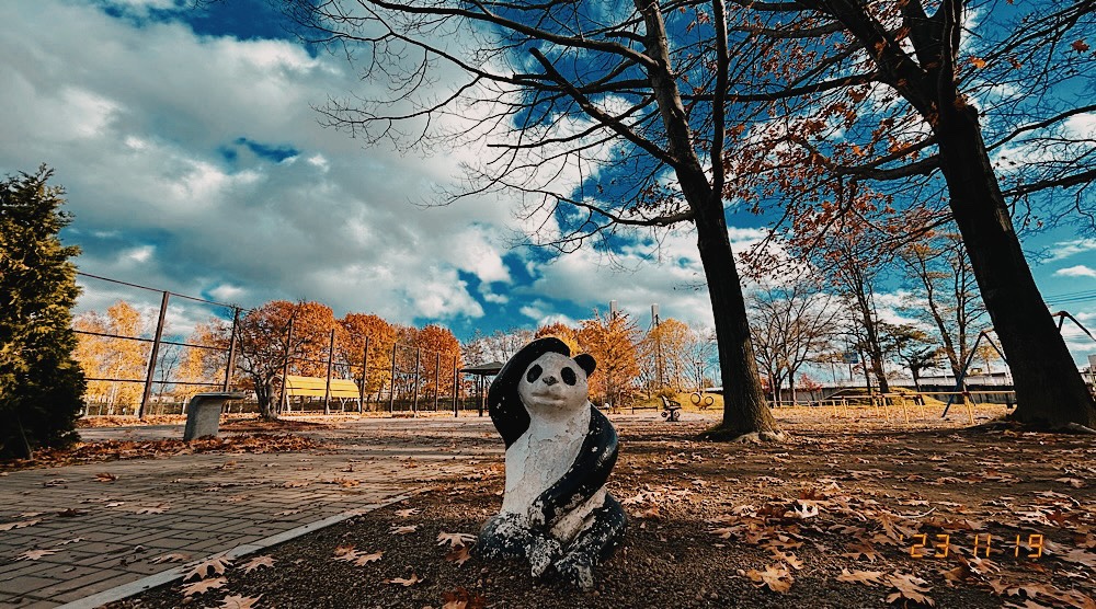 パンダが昭和レトロなシェーポーズをしている。