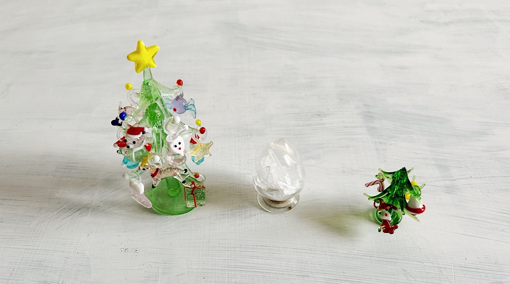 ミニチュア製ガラスのクリスマスツリー。