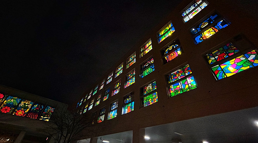 北星学園の校舎に輝くステンドグラス。