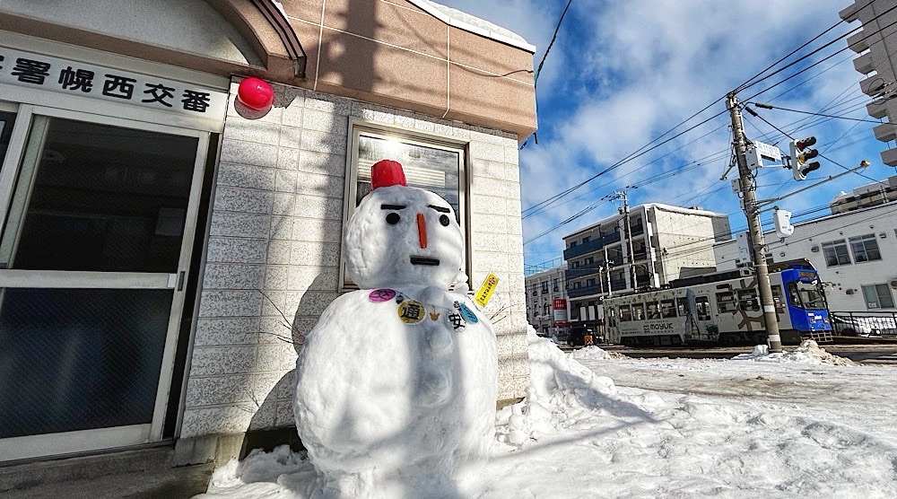 新しいサイト名。冬の青空の日には電車通り沿いにある幌西交番前の雪だるまと遊ぶ。